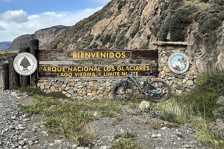 Unterwegs mit dem Rad am Las Vueltas Fluss in El Chaltén 
