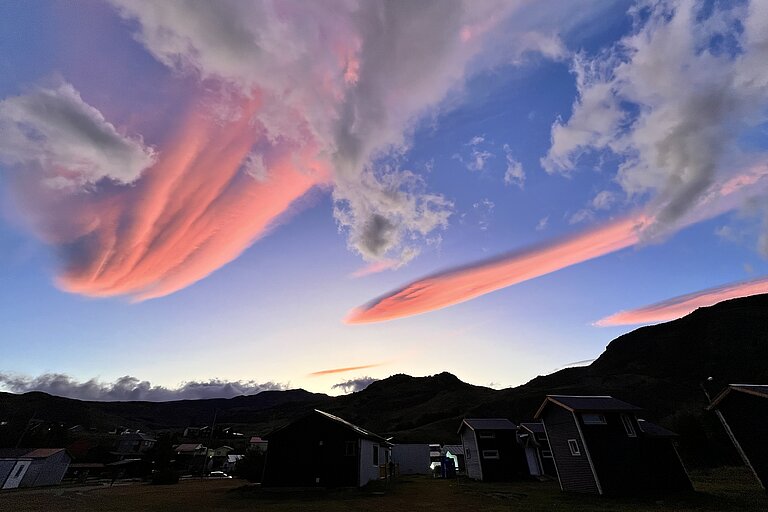 Ufos in El Chaltén über dem Campingplatz? Nein nur bizzare Wolkenbildung, sogenannte Lenticularis und dazu der Sonnenuntergang 