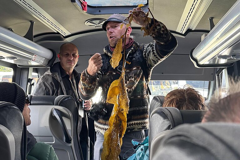 Oli in seinem Element. Um uns die Flora und Fauna zu erklären, wird diese auch mal kurzerhand mit in den Bus gebracht 