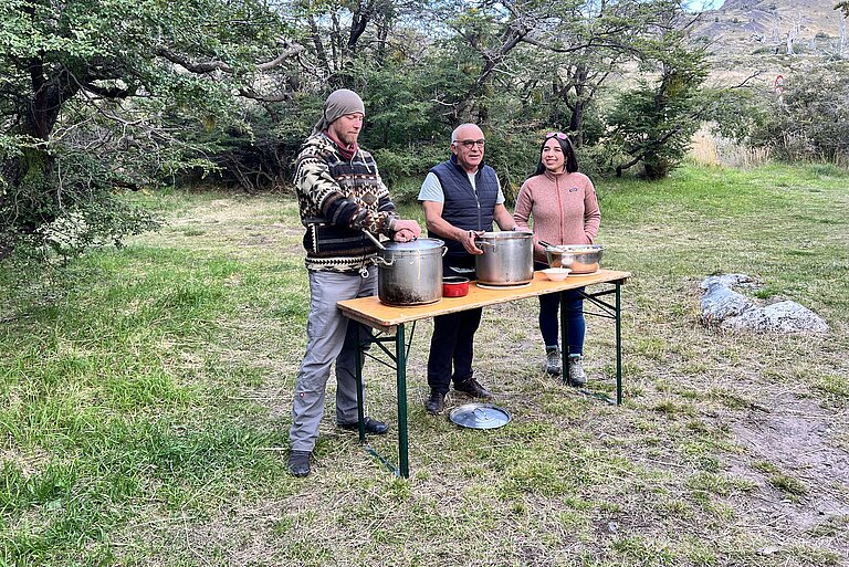 Immer wieder schön: Said erzählt eine Geschichte zu seinen Abendessen, neben ihm unser Guide Oli und Dellanira, die örtliche Führerin, die uns ein paar Tage begleitet hat