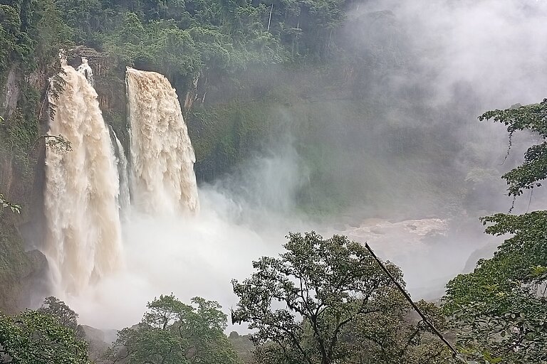 Ekom-Wasserfälle Ekom-kam_Falls__2_.jpg