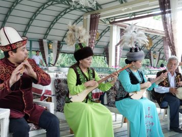 Musiker traditionelle Instrumente Tracht Folklore